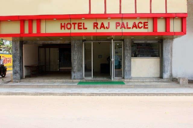 Готель Raj Palace Орчга Екстер'єр фото